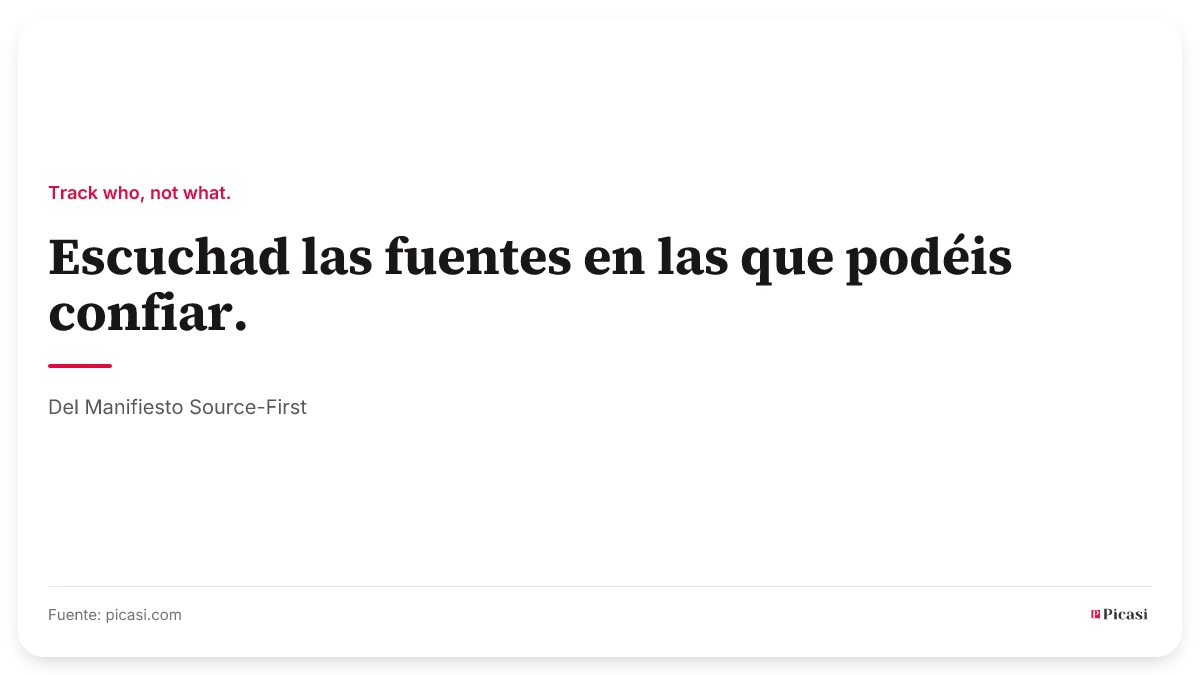 Tarjeta de cita: «Escuchad las fuentes en las que podéis confiar.» Encima, el principio rector «Track who, not what.»; debajo, la procedencia: del Manifiesto Source-First.