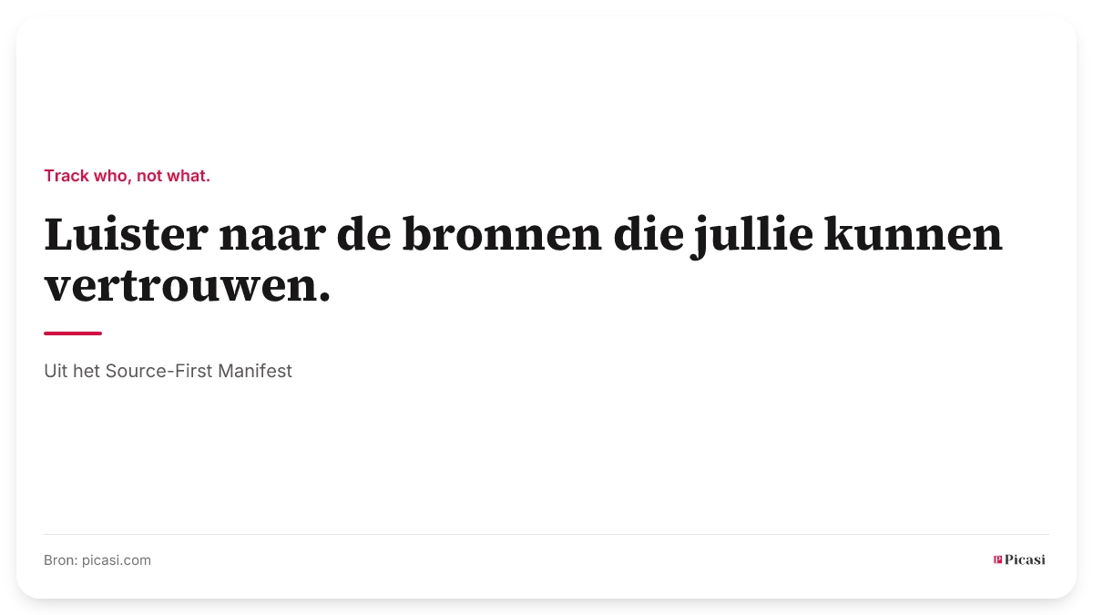 Citaatkaart: „Luister naar de bronnen die jullie kunnen vertrouwen." Daarboven het leidende principe „Track who, not what.", daaronder de bron: uit het Source-First Manifest.